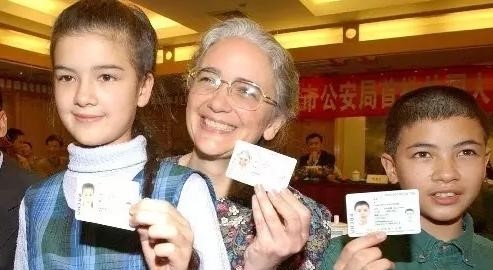 在华外国人新“身份证”启用，可用身份证阅读器核验